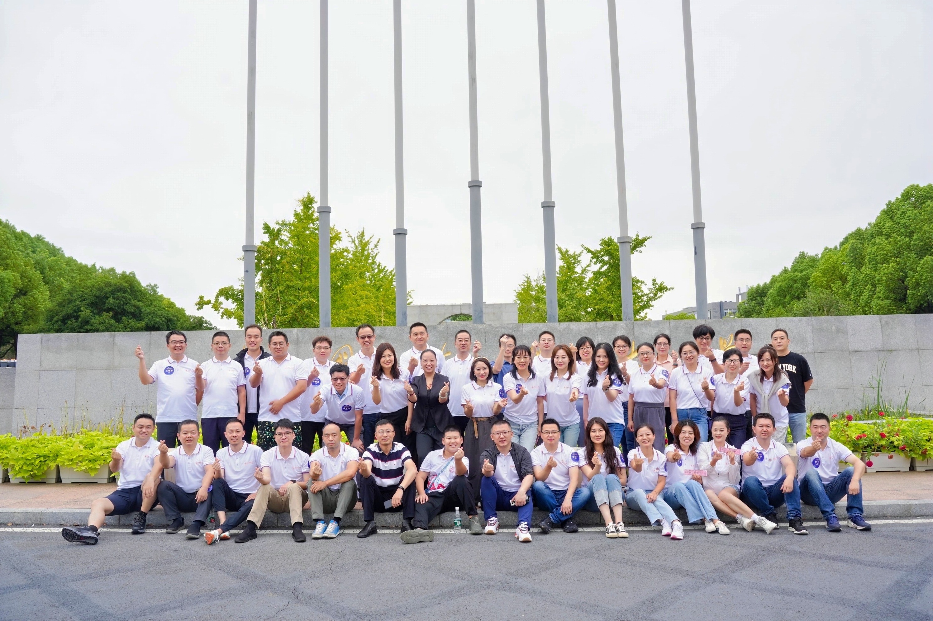 江宁校区校门前合影 江宁校区校门前合影